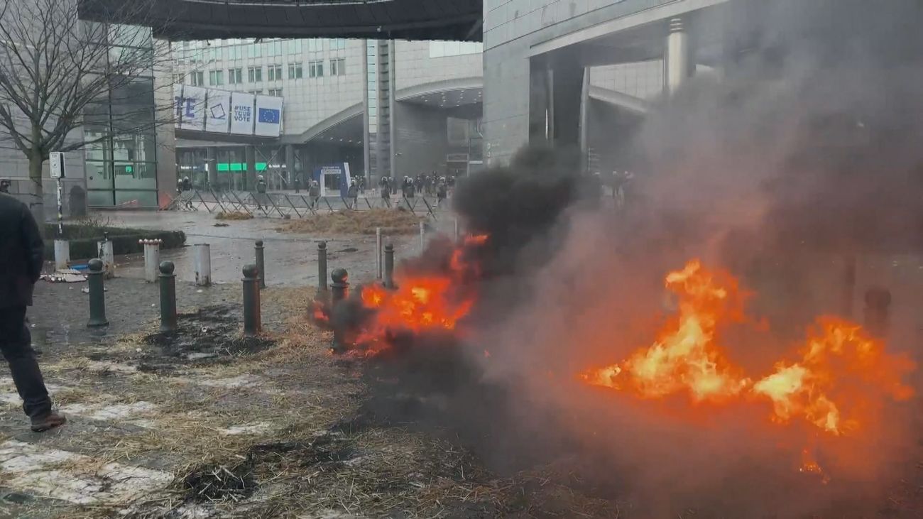 Cientos de tractores cercan la sede del  Parlamento Europeo en Bruselas