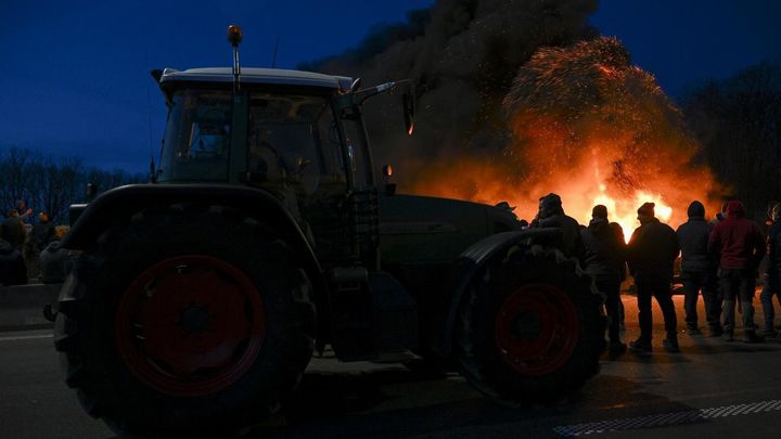 Los agricultores queman neumáticos mientras bloquean la carretera cerca de Daussoulx, Bélgica, el 28 de enero de 2024. / EFE