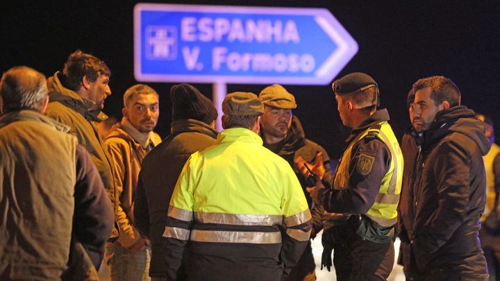 Agricultores portugueses cortan las autovías cerca de la frontera con España / EFE