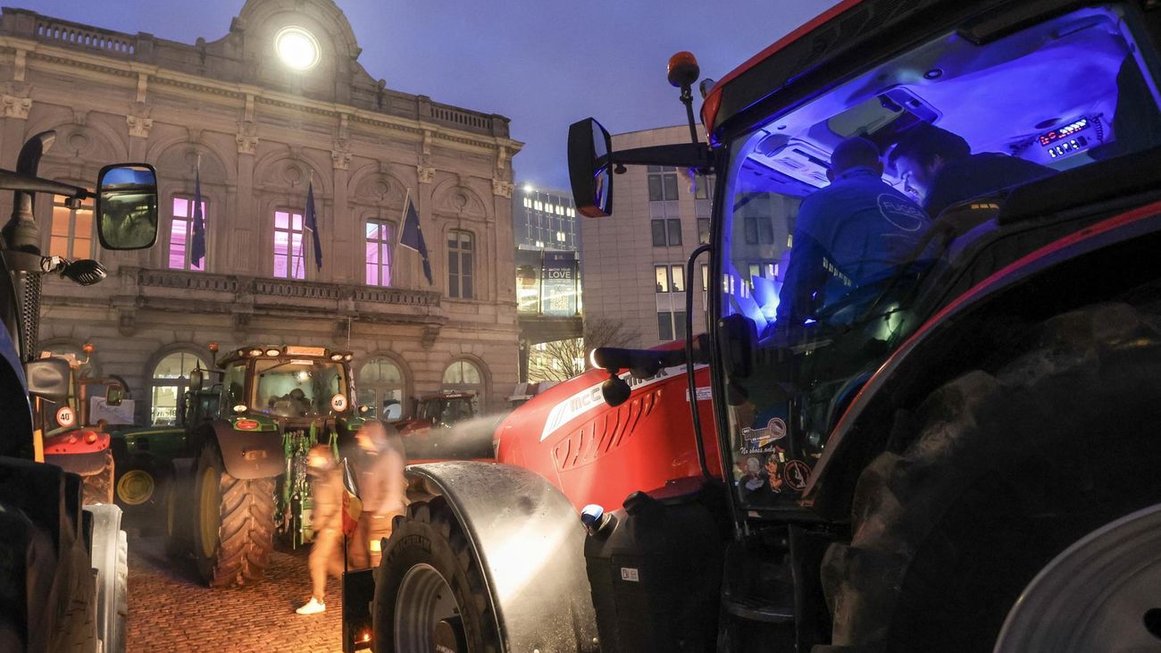 Agricultores protestan en Bruselas ante la cumbre de líderes de la UE