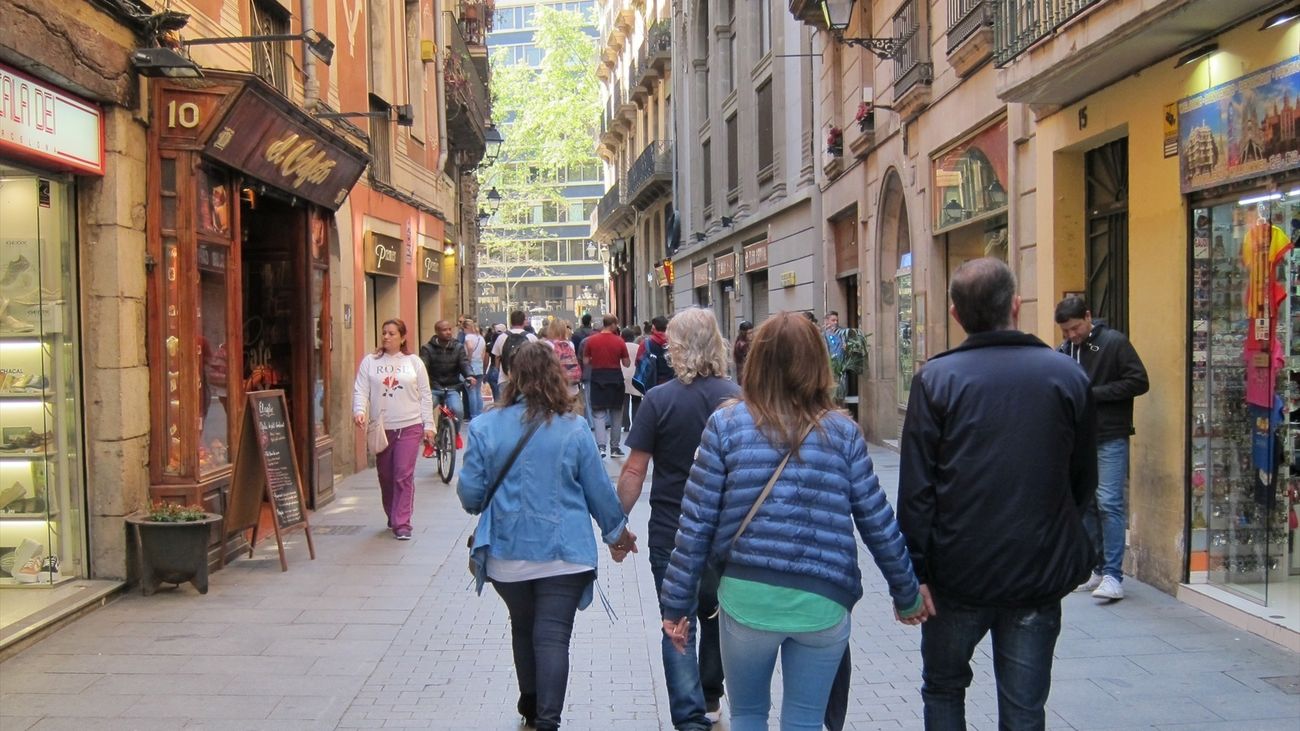 Gente paseando por Barcelona