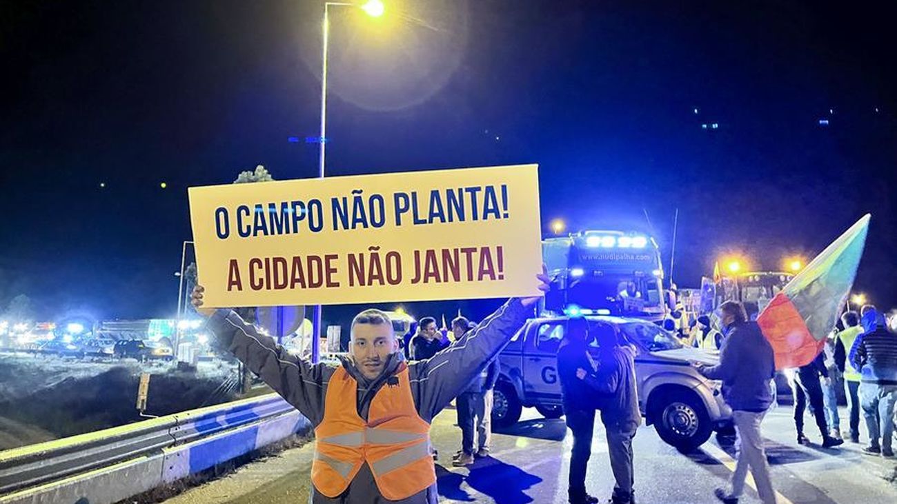 Los agricultores portugueses cortan algunas autovías próximas a España