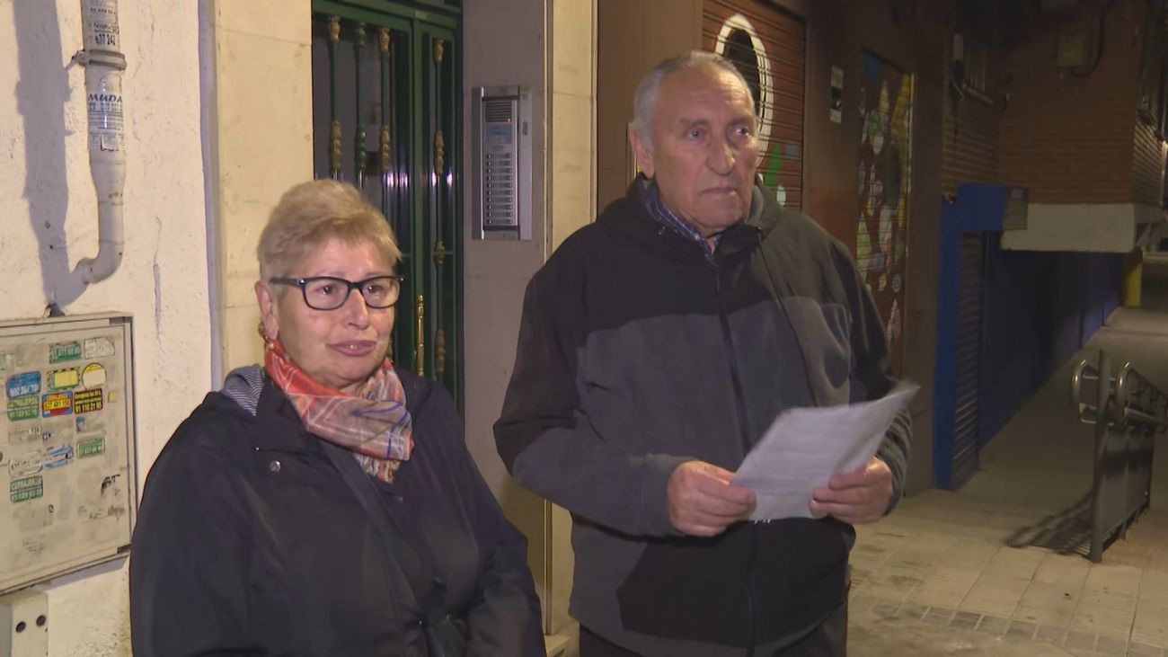 Un inquiokupa lleva dos años sin pagar a un matrimonio de jubilados de Villaverde: "Con 76 años tenemos que proteger a uno de 40"