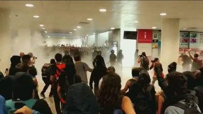 Así fue el violento asalto de los independentistas violentos al aeropuerto de El Prat el 14 de octubre de 2019
