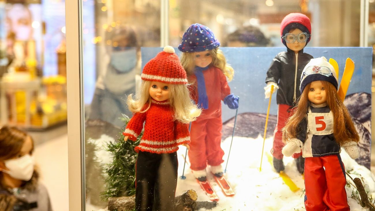 Varios modelos de la Nancy colocadas en la exposición ‘Nancy, una muñeca con historia’, en el Centro Comercial Moda Shopping de Madrid,