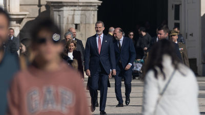 El rey Felipe VI sorprende a los turistas al salir caminando por la Plaza de la Armería