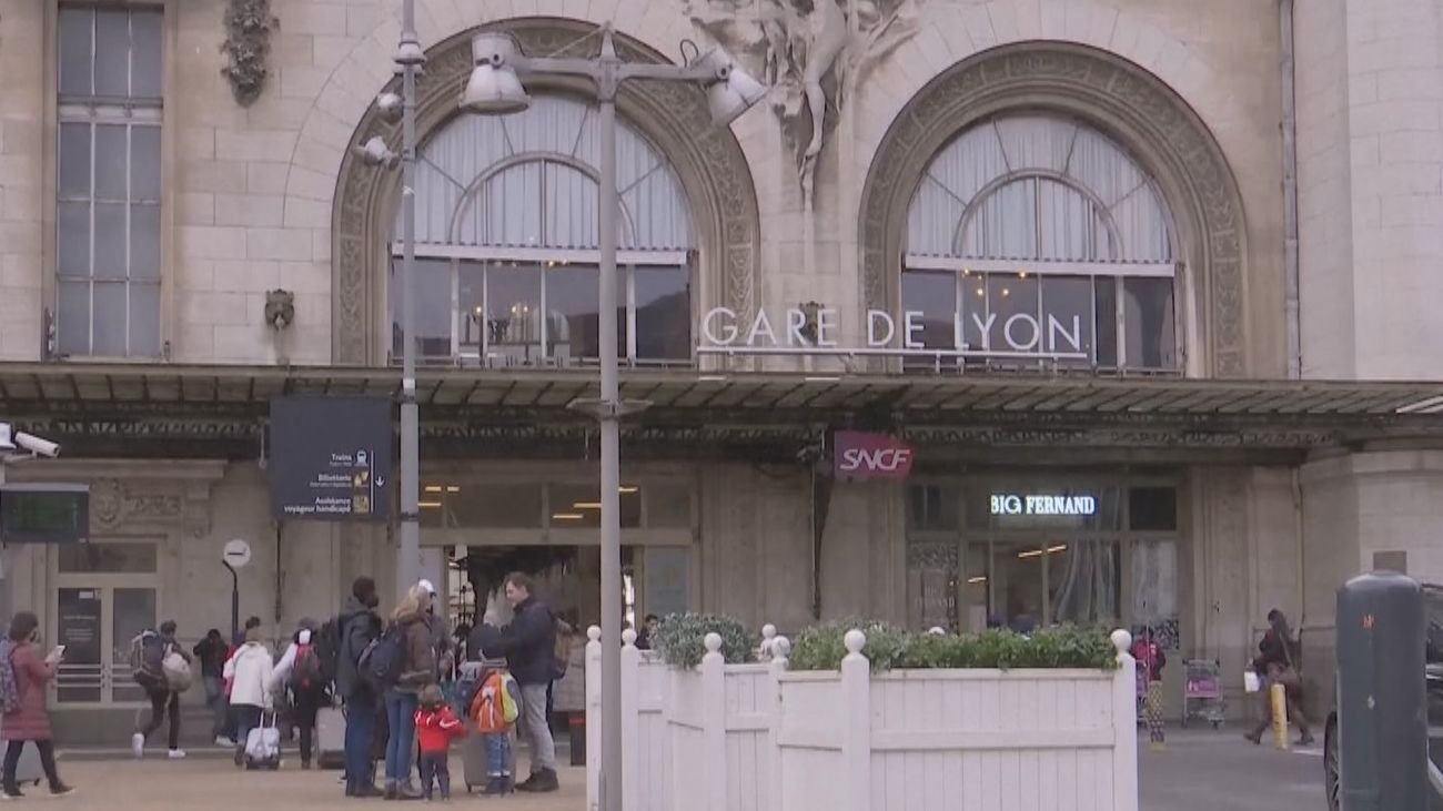 Detenido tras herir a varios transeúntes en una estación de tren de París