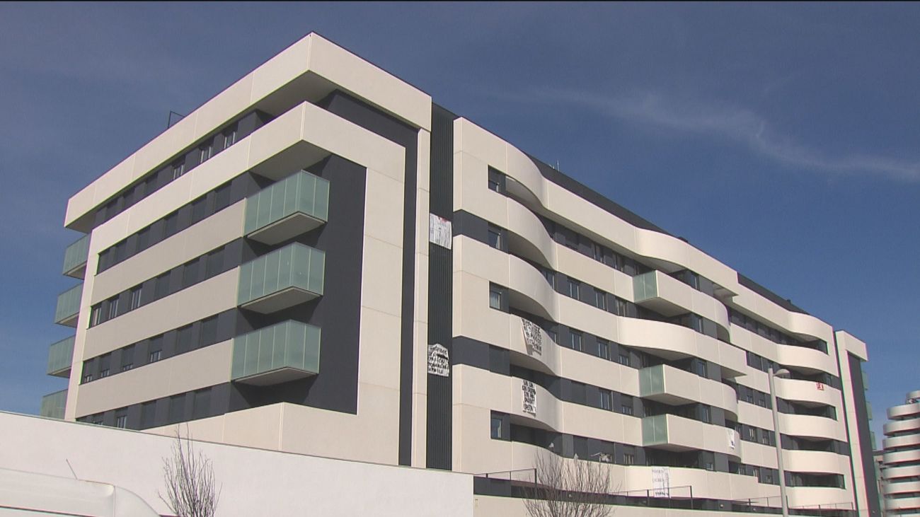 15 familias llevan cuatro meses sin luz en sus pisos nuevos del barrio de El Cañaveral