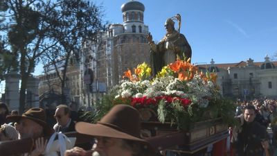La procesión de San Blas, el "patrón de la garganta", recorre el centro de Madrid