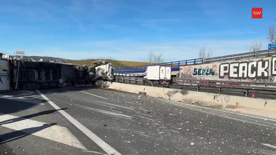 El vuelco de un camión corta durante horas la A-1 en San Agustín de Guadalix