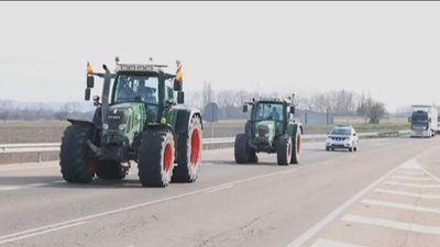 Sevilla la Nueva advierte de posibles complicaciones en la M-600 por presencia de tractores