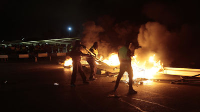 Piquetes y barricadas a las puertas de la factoría de Acerinox en Cádiz en el primer día de huegla indefinida