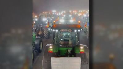 Los agricultores de Huesca colapsan con tractores las carreteras del Pirineo