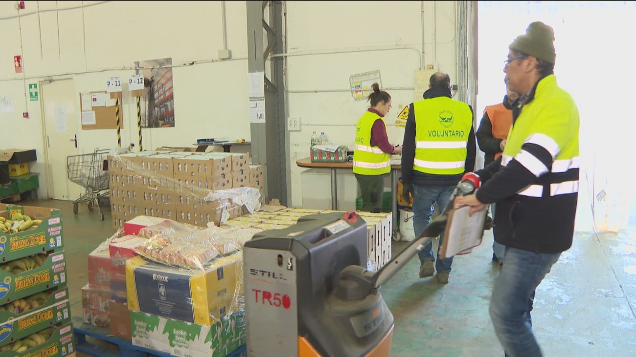 La Comunidad de Madrid dará ayudas a 100.000 madrileños vulnerables que "quedan fuera" de las tarjetas monedero