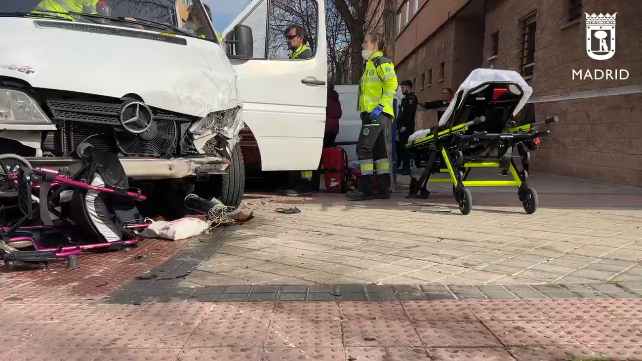 Accidente en San Blas: un conductor sufre un mareo y atropella a dos mujeres que esperaban en un semáforo