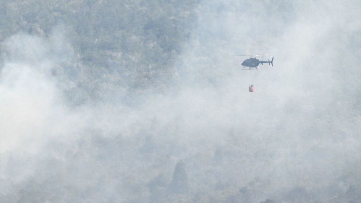 Un helicóptero lanza agua sobre un paraje de la región de Chubut, Argentina / EUROPA PRESS