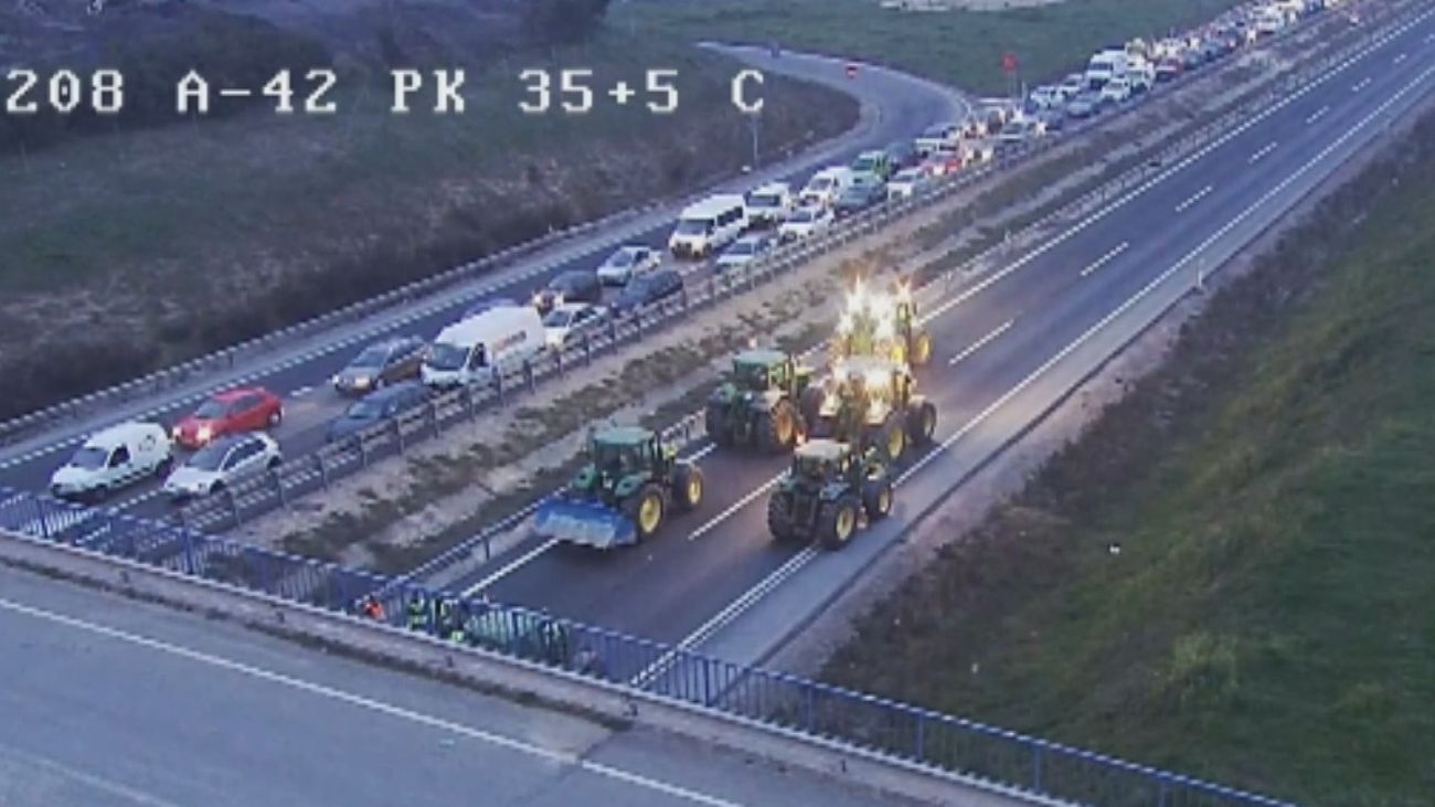 Caos en las carreteras de Madrid, muchas de ellas cortadas por la protesta de los agricultores
