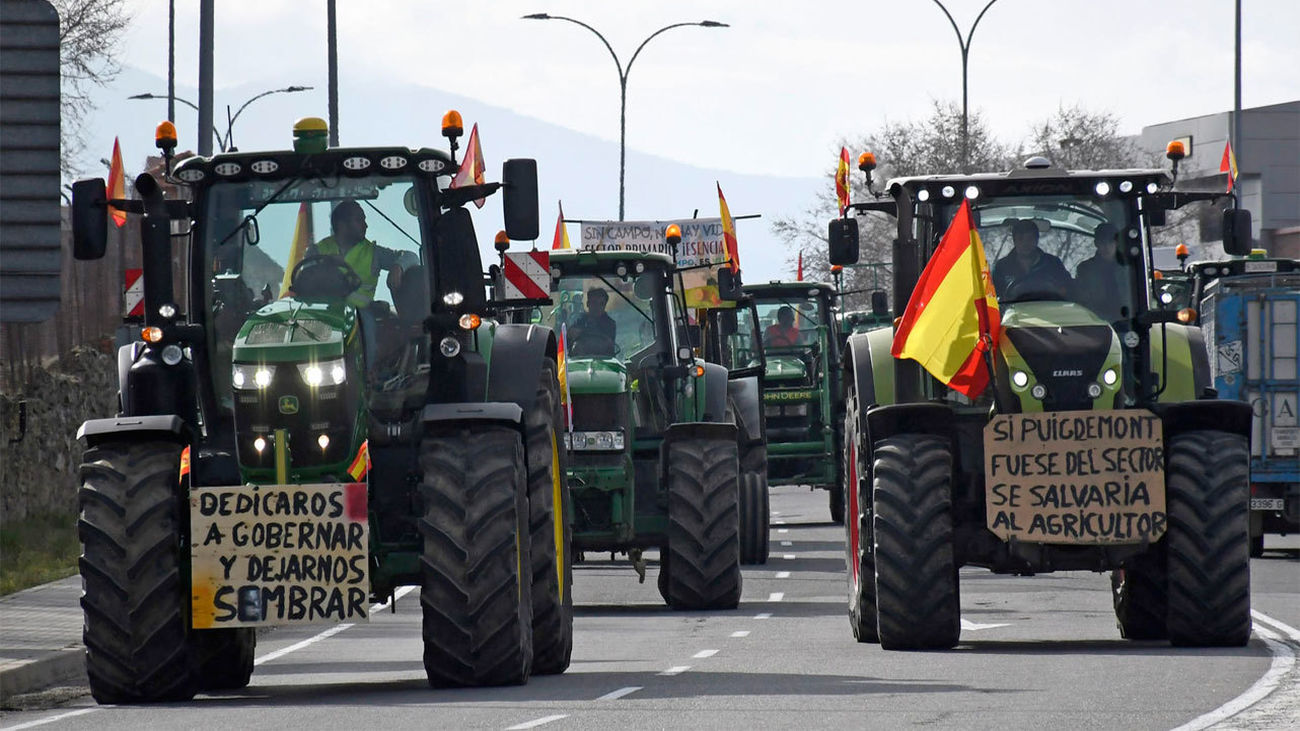 Los agricultores protestan con sus tractores en las carreteras