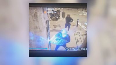 Intentan robar en unas máquinas de 'vending' de Carabanchel con la tapa de una alcantarilla