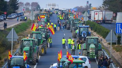 Los agricultores cortan carreteras por toda España