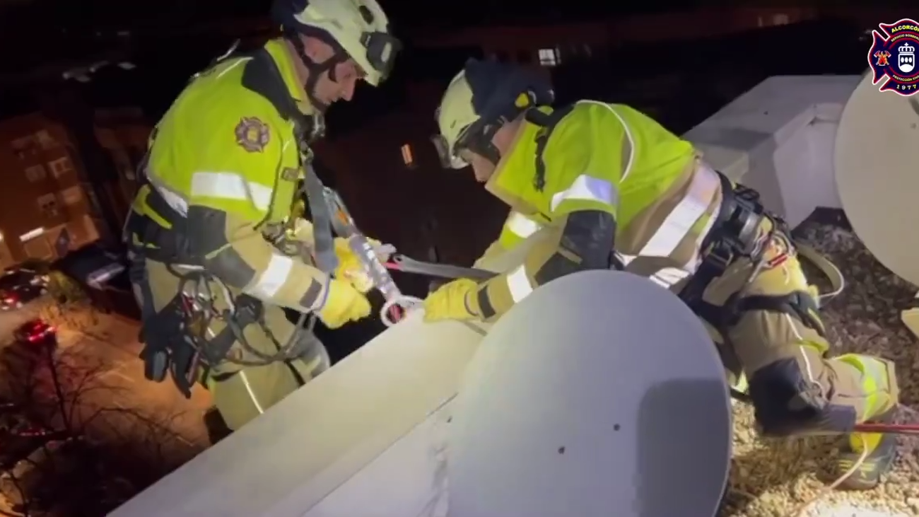 Bomberos rescatan a un vecino atrapado en la terraza de su vivienda en un incendio en Alcorcón