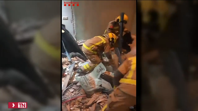 Los bomberos encuentran tres cadáveres bajo los escombros del edificio derrumbado en Badalona