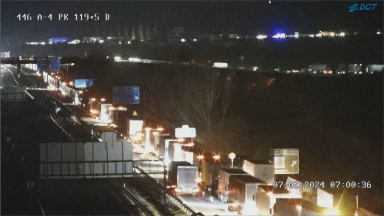 Los agricultores cortan la A-4 en el kilómetro 117, en la provincia de Toledo