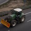 Los agricultores mantienen cortadas carreteras en distintos puntos de España