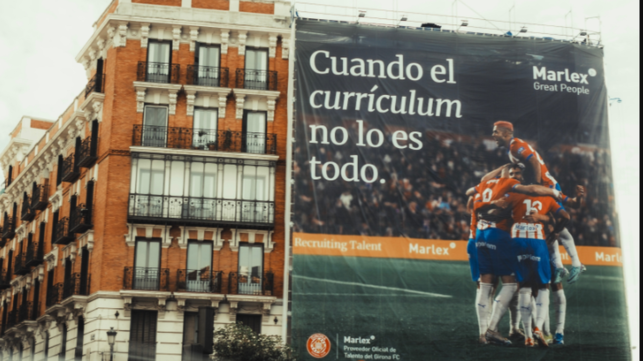 El Girona reivindica que "el currículum no lo es todo" con una pancarta en Madrid