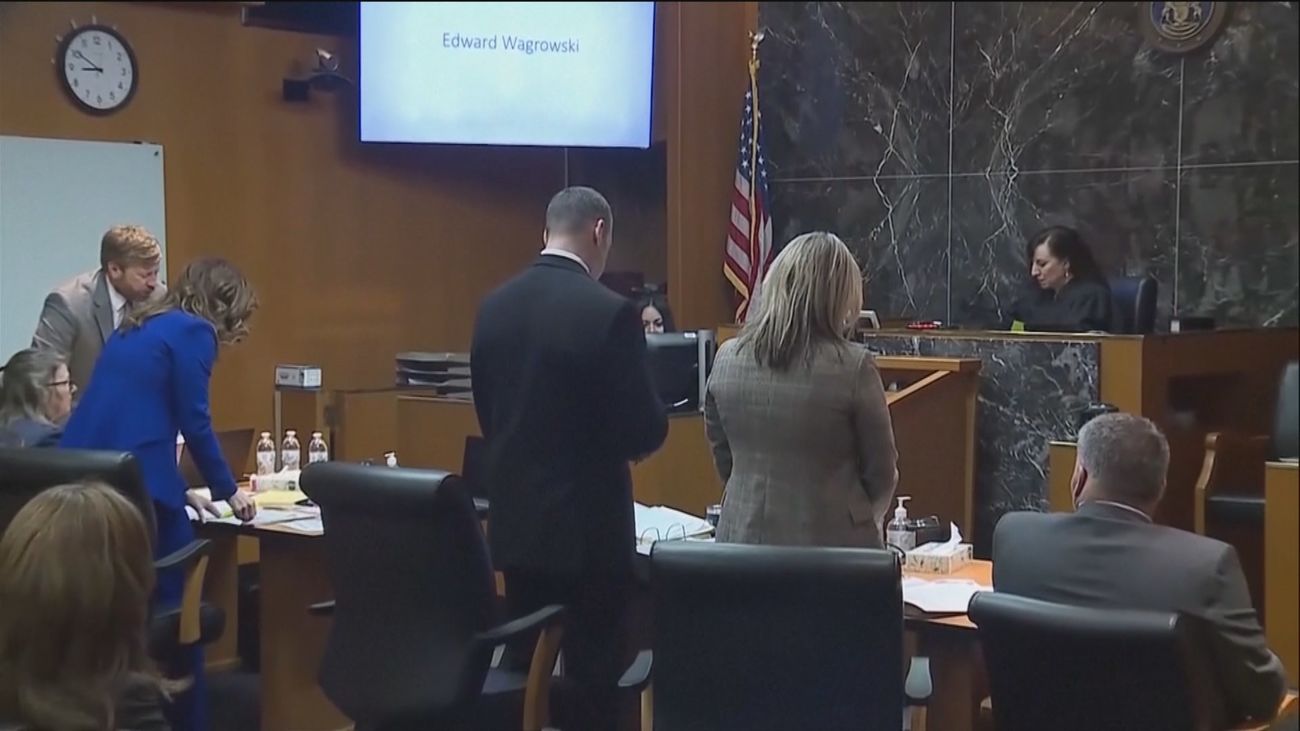 Declaran culpable en EEUU a una madre acusada por el tiroteo masivo que cometió su hijo adolescente