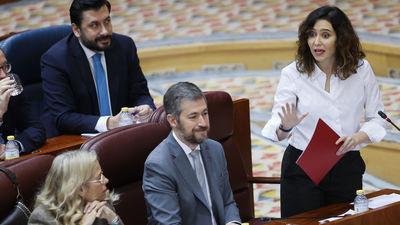 Ayuso reprocha a Monasterio su voto doble y acusa a Lobato de buscar "desesperadamente" pactos con el PP