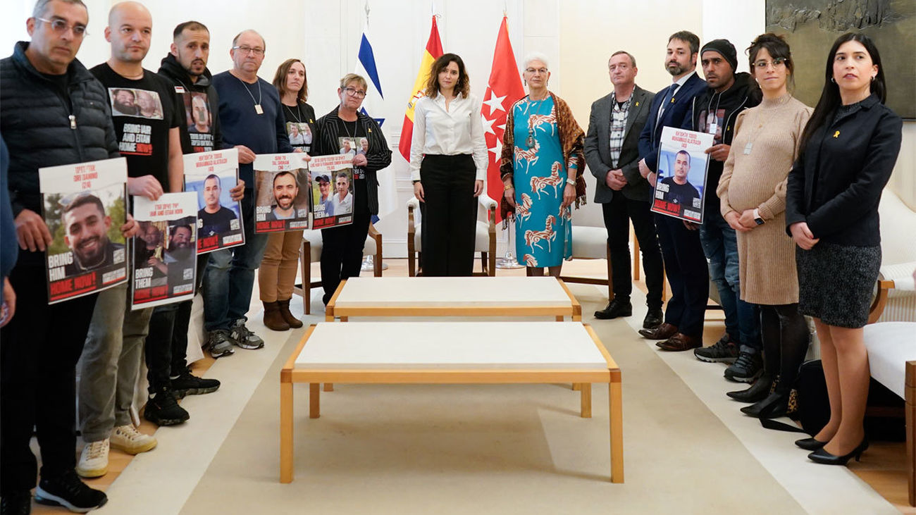 Ayuso recibe a familiares de los secuestrados por Hamás