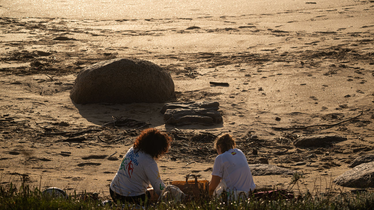 Varias personas disfrutan de las altas temperaturas en la playa de A Lanzada, a 25 de enero de 2024, en Sanxenxo, Pontevedra, Galicia