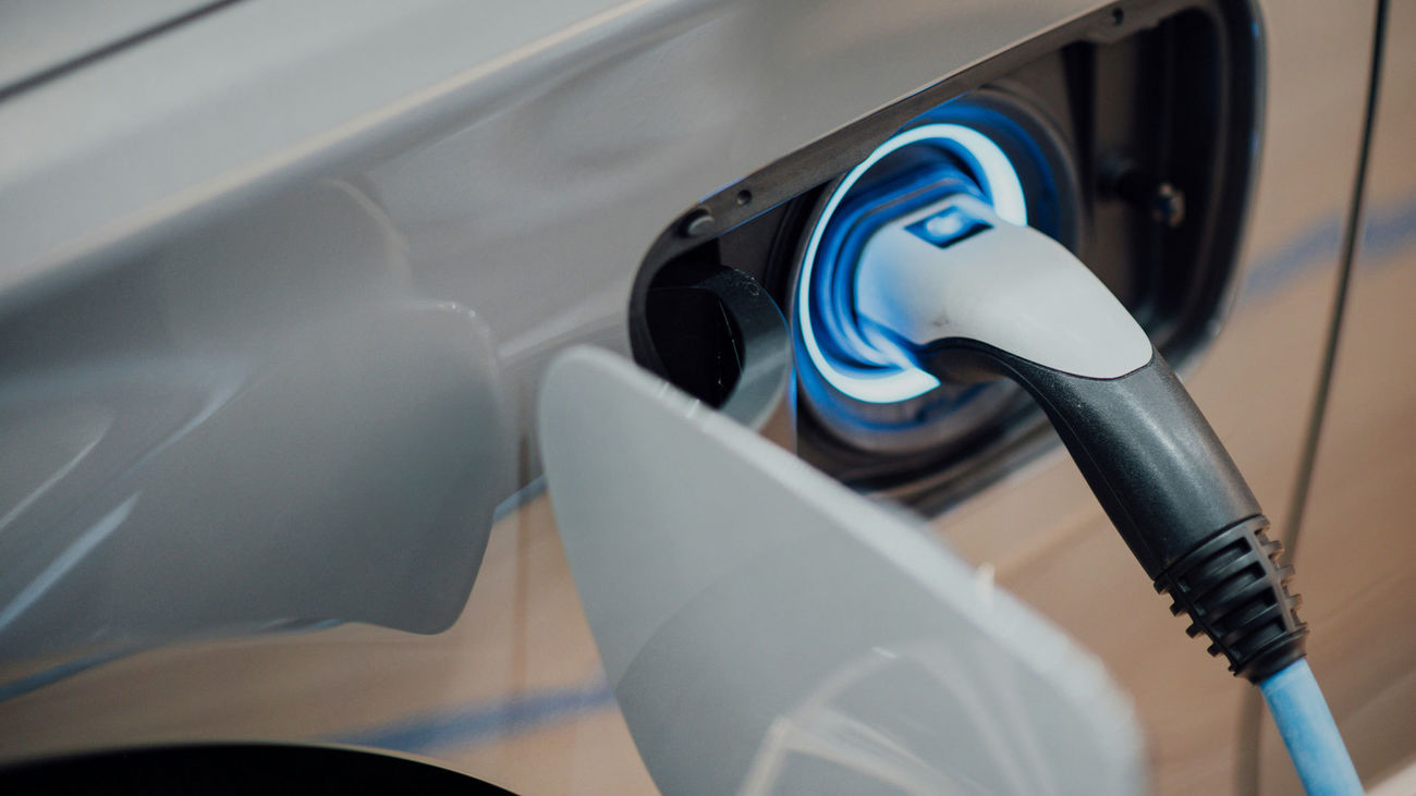 Un coche eléctrico en proceso de carga