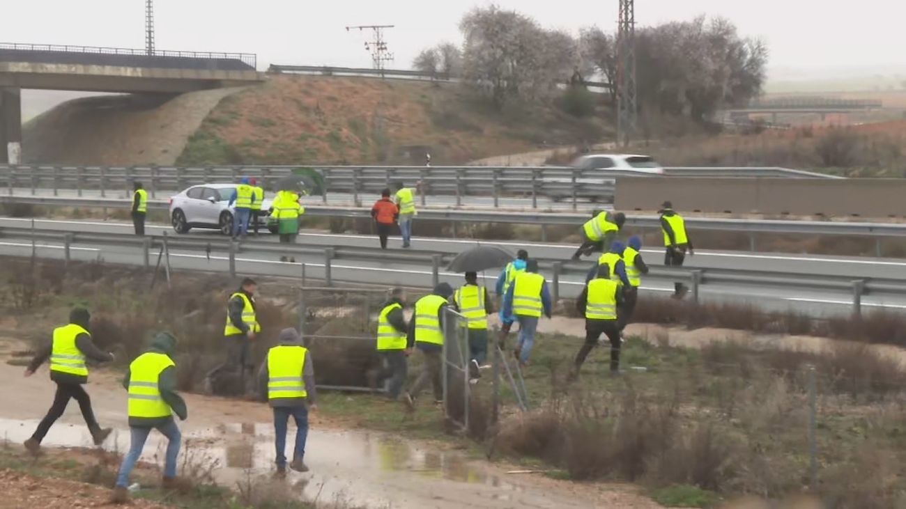 Así ha sido el momento en que los agricultores cortan la A-3