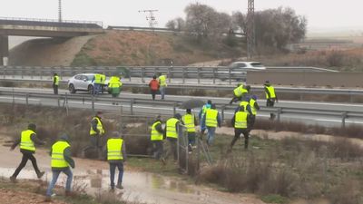 Así ha sido el momento en que los agricultores cortan la A-3