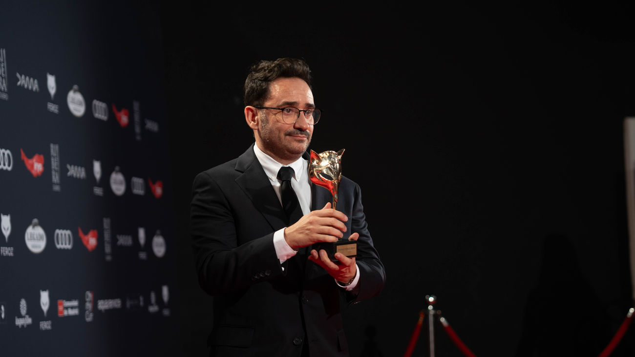 El director Juan Antonio Bayona posa tras recibir el Premio Feroz