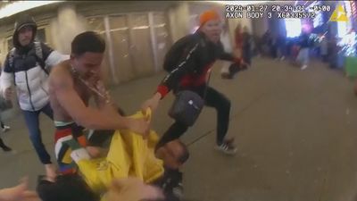 VIDEO Un policía de Nueva York graba cómo le agreden unos inmigrantes en la calle