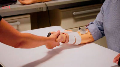 Una nueva prótesis termosensible permite a personas amputadas percibir el contacto humano