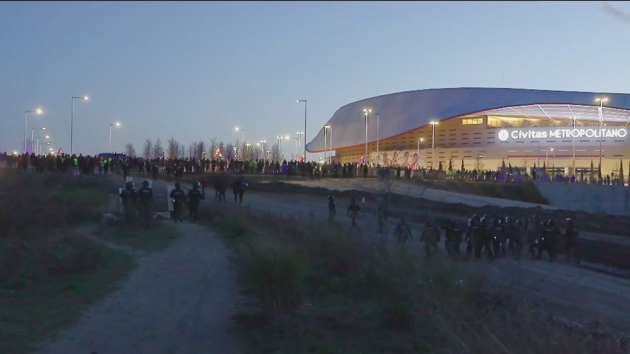 La Policía Nacional carga contra la concentración de transportistas en Madrid