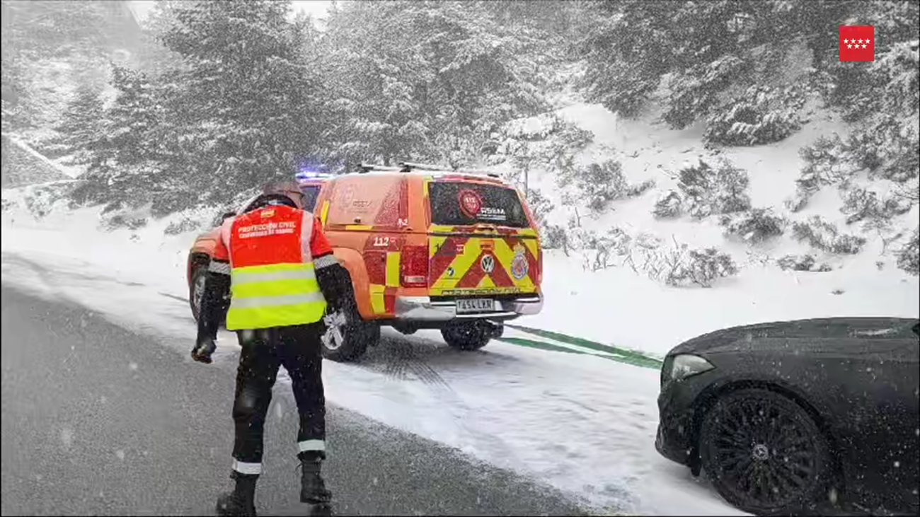 Cadenas en el Puerto de Navacerrada y Cotos por una nevada intensa