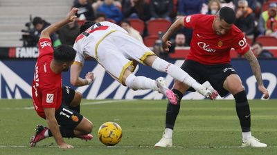 2-1. El Rayo Vallecano cae en Mallorca en un tenso duelo resuelto en el descuento