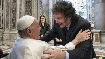 El papa Francisco recibe a Javier Milei en el Vaticano y ambos firman la paz