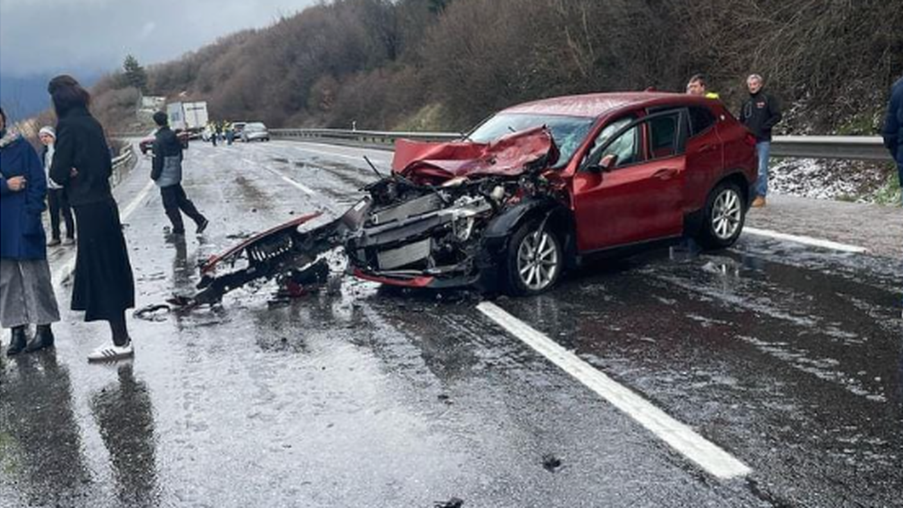 El granizo causa un choque en cadena de vehículos en Somosierra con 7 heridos leves