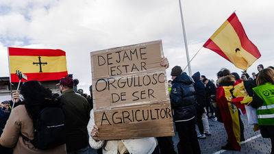 Cortes de carreteras en el primer día de paro indefinido de transportistas y agricultores