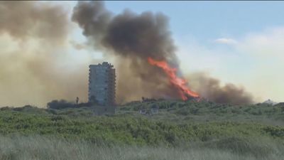 Cinco edificios evacuados y tres personas atendidas  por inhalación de humo en el incendio de El Saler
