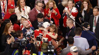 Taylor Swift lo da todo en la Super Bowl: nervios, bailes y un beso para la historia