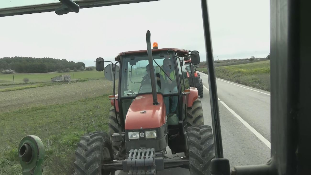 La marcha lenta de los agricultores de Titulcia para pedir al gobierno que les escuche