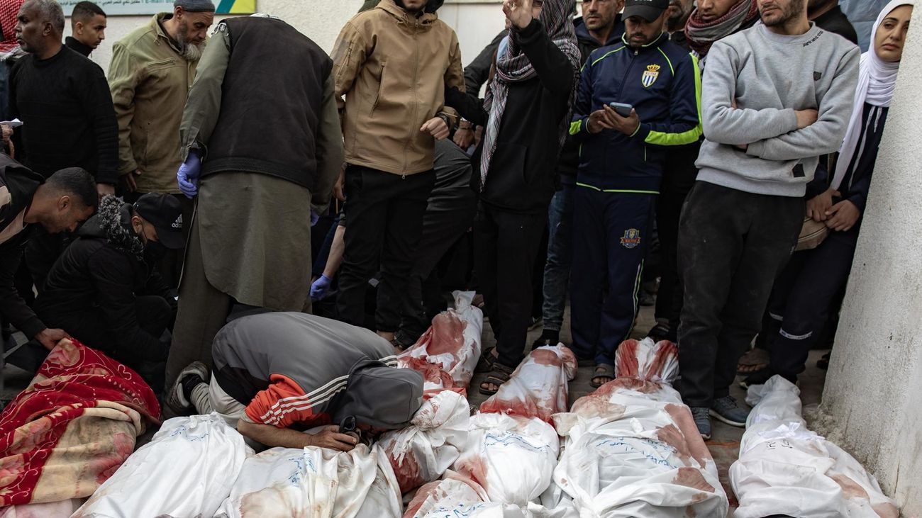 Cuerpos sin vida en el exterior de un hospital de Gaza tras los bombardeos de este lunes