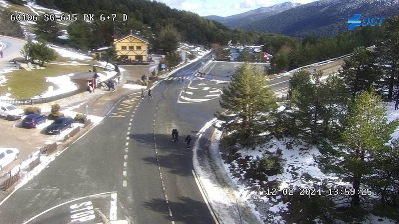 Imagen de la DGT en el Puerto de Cotos, este lunes, a primera hora de la tarde